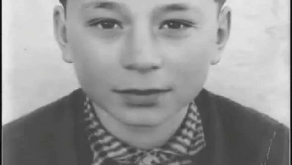 DEČAK SA FOTOGRAFIJE DANAS JE VELIKA MUZIČKA ZVEZDA Pevač je odrastao u bedi i nemaštini, a sada uživa u luksuzu