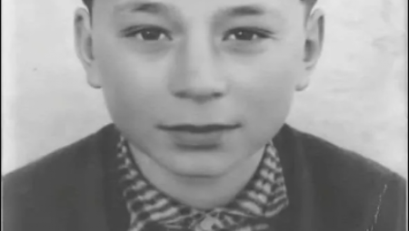 DEČAK SA FOTOGRAFIJE DANAS JE VELIKA MUZIČKA ZVEZDA Pevač je odrastao u bedi i nemaštini, a sada uživa u luksuzu