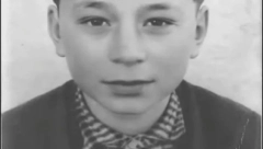 DEČAK SA FOTOGRAFIJE DANAS JE VELIKA MUZIČKA ZVEZDA Pevač je odrastao u bedi i nemaštini, a sada uživa u luksuzu