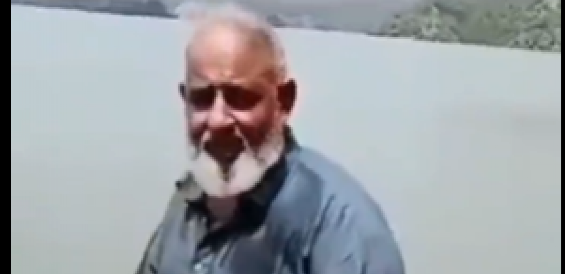 NAMESTIO SE ZA SELFI, A ONDA JE USLEDIO HAOS Čovek stao na ivicu obale, jedva izvukao živu glavu! (VIDEO)