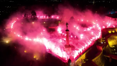 BEOGRAD POKAZAO DA PAMTI SRCEM Tačno u ponoć, zasvetlela je Beogradska tvrđava! Slava žrtvama NATO agresije! (VIDEO)