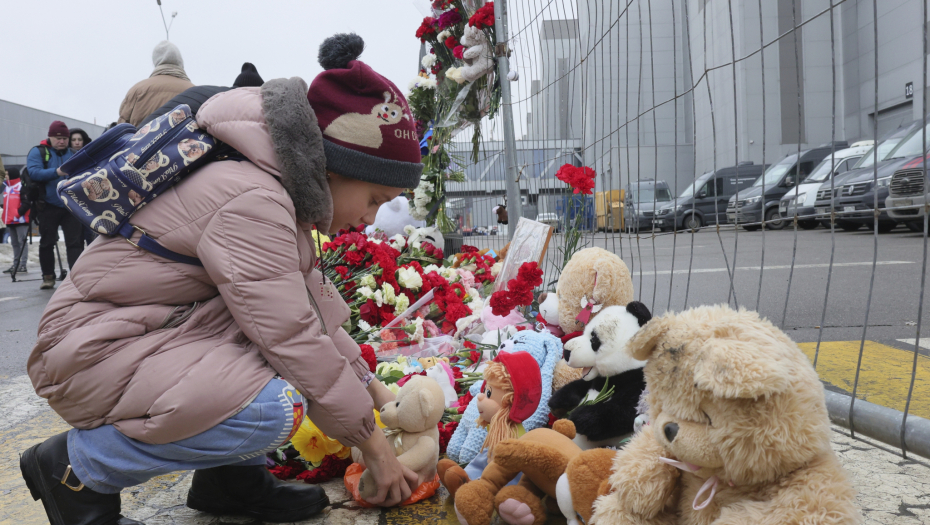 VOĐA TERORISTA IZ MOSKVE POSLE MASAKRA UDARIO DETE AUTOMOBILOM Stravičan zločin je imao i svoj užasan nastavak