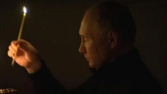 PUTIN ZAPALIO SVEĆU ZA STRADALE U MOSKVI Broj žrtava se, prema poslednjim informacijama, popeo na 137