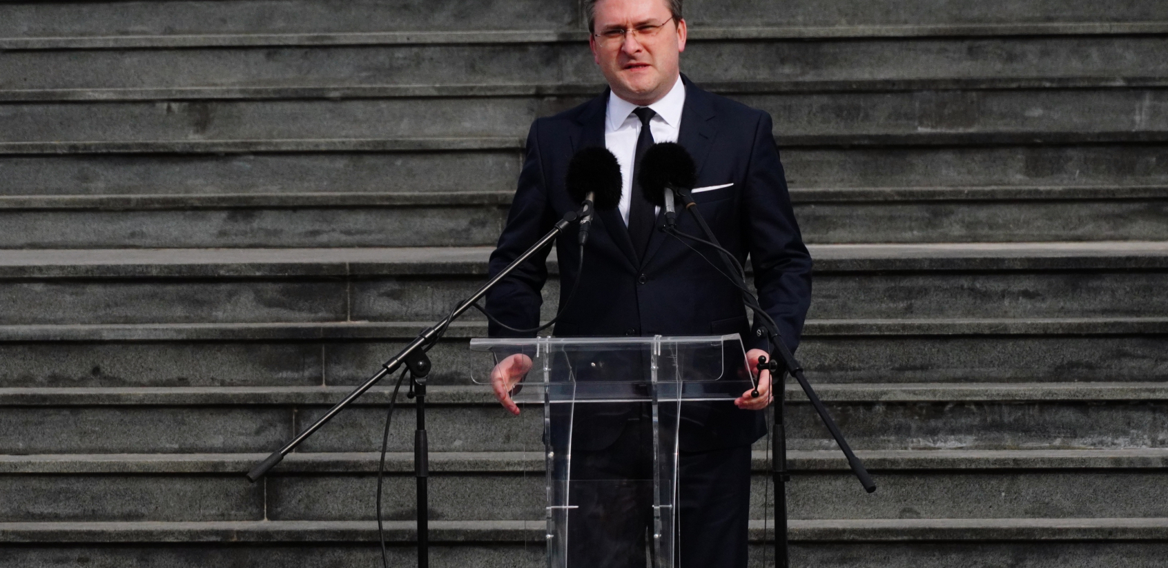 SELAKOVIĆ OVO JE POBEDA NAD ZABORAVOM Otkrivene Spomen-ploče Novim kosovskim junacima u Hramu Svetog Vasilija Ostroškog u Nišu