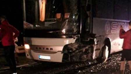 AUTO SE ZAKUCAO U AUTOBUS U BELOTIĆU Strašan sudar, povređen vozač, slike odande su jezive (FOTO)