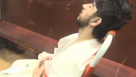 ČETVRTI TERORISTA STIGAO U SUD Odveden u je u salu u kolicima (VIDEO)