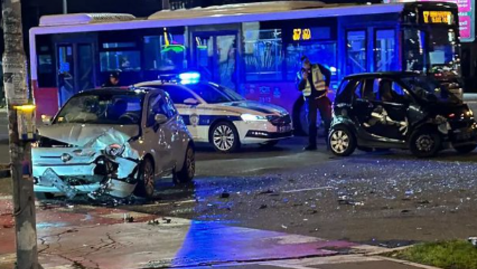 KARAMBOL KOD UŠĆA, DELOVI VOZILA RASUTI PO PUTU Jedan nije želeo da ustupi prvenstvo, pa se zakucali (FOTO)