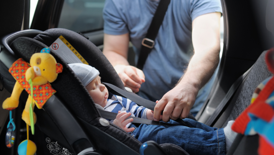 SVAKO TREĆE DETE NEMA AUTO-SEDIŠTE U Srbiji tek 60 odsto roditelja prevozi decu na bezbedan način