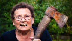 SLAĐANA JE SRĐANU ZABOLA SEKIRU U GLAVU Zbog para i toga što nije bila srećna u braku ZAMALO DA MU DOĐE GLAVE