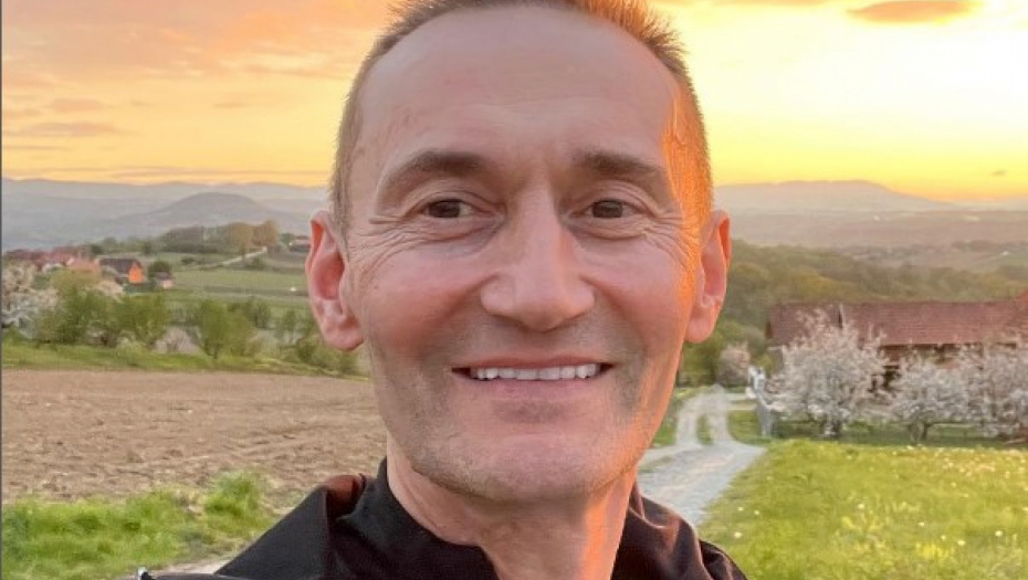 Doktor Ilić tvrdi: Žene ako ovako sede šire kukove i imaju ravnu zadnjicu