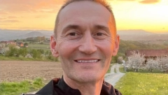 Doktor Ilić tvrdi: Žene ako ovako sede šire kukove i imaju ravnu zadnjicu