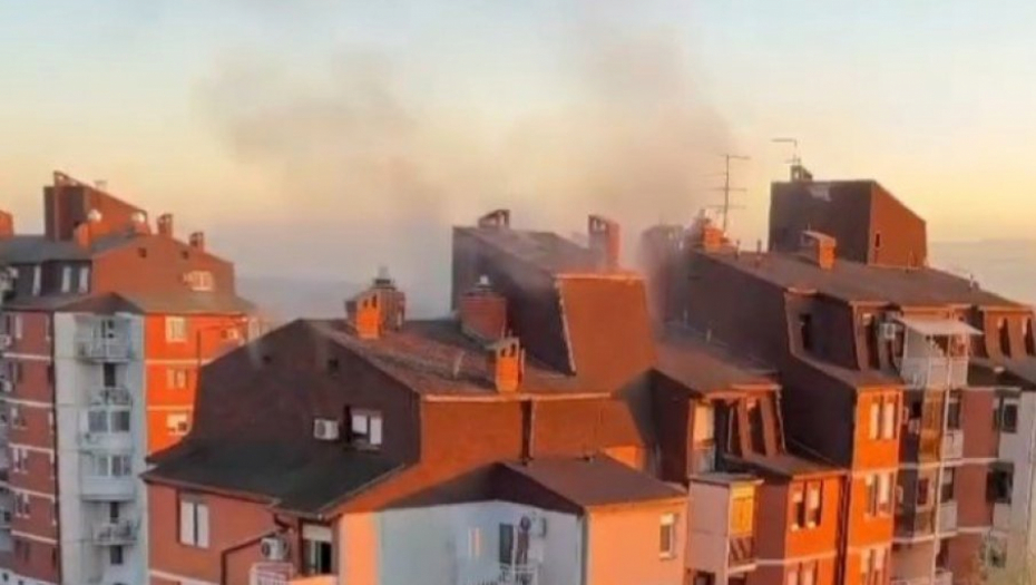 POŽAR NA BEŽANIJSKOJ KOSI Dim kulja iz potkrovlja zgrade