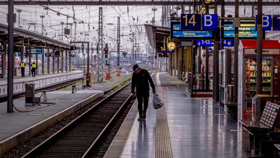 PO KUPEIMA ŠETAJU PACOVI, SVI ŽIVI KASNE nemačka železnica je u GADNIM PROBLEMIMA, imaju ogroman minus