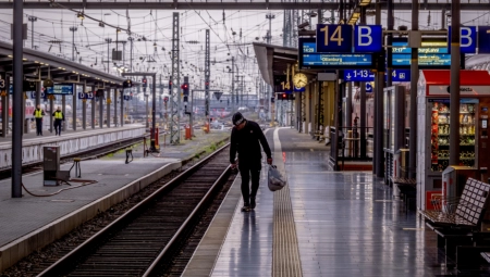 PO KUPEIMA ŠETAJU PACOVI, SVI ŽIVI KASNE nemačka železnica je u GADNIM PROBLEMIMA, imaju ogroman minus