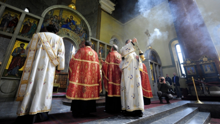 CELA SRBIJA PRIČA O NJEMU Sveštenik na liturgiji trgao mnoge vernike (FOTO)