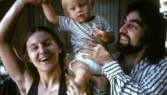 BEBA NA FOTOGRAFIJI JE JEDAN OD NAJVEĆIH ZAVODNIKA DANAŠNJICE Nikad ne bi pogodili ko je mališa u maminom i tatinom naručju