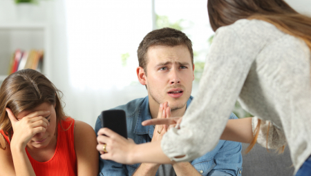 DEVOJKA DOJURILA U HOTEL I NAPRAVILA HAOS Momak hteo da je prevari, ali je napravio jednu užasnu GREŠKU