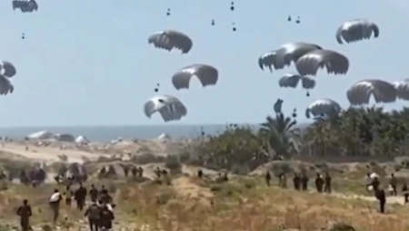 TRAGEDIJA U GAZI 12 ljudi se utopilo dok su pokušavali da doplivaju do humanitarne pomoći izbačene iz aviona! (VIDEO)