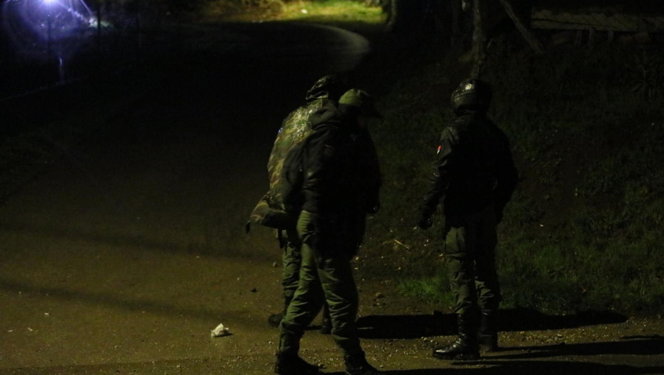 TRENUTNO CIVILIMA ZABRANJEN PROLAZAK DO BANJSKOG POLJA KAKO NE BI OMETALI TERMOVIZIJSKE KAMERE Potraga za malom Dankom, policija i žandarmerija na svakom koraku (FOTO)