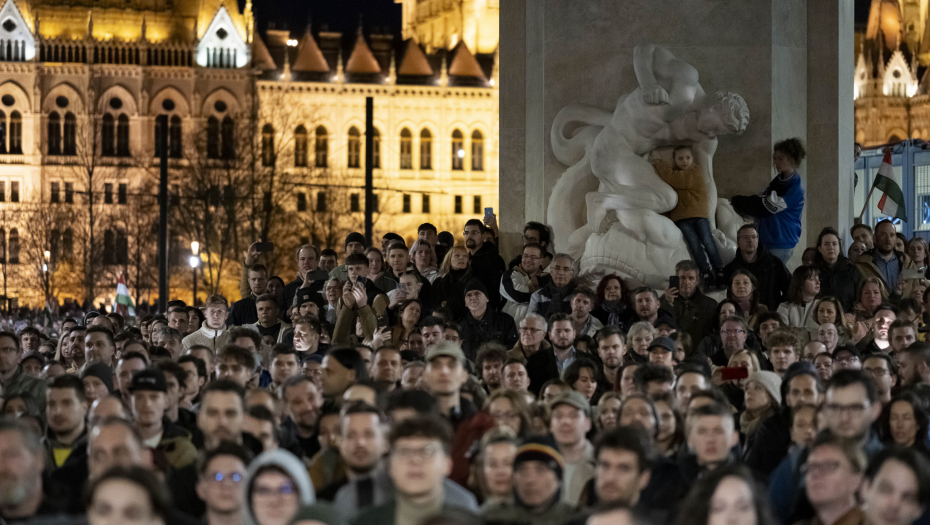 HAOS U MAĐARSKOJ TRAŽE OSTAVKU VIKTORA ORBANA Hiljade ljudi protestovalo ispred zgrade parlamenta u Budimpešti (FOTO/VIDEO)