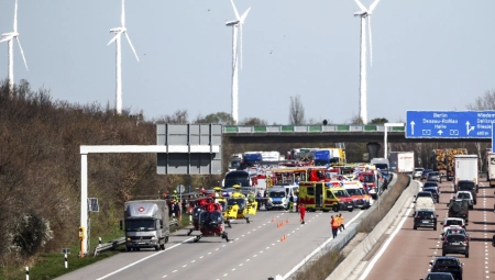 TRAGEDIJA NA AUTO-PUTU Prevrnuo se autobus, najmanje petoro mrtvih (FOTO)