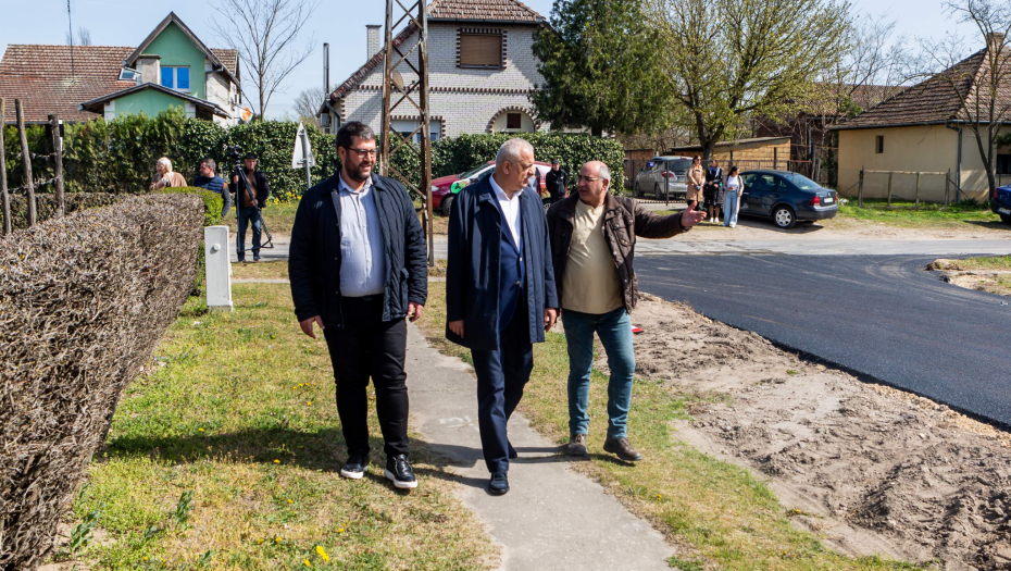 Subotica: Gradonačelnik Bakić obišao završne radove na asfaltiranju Ljermontove ulice (FOTO)