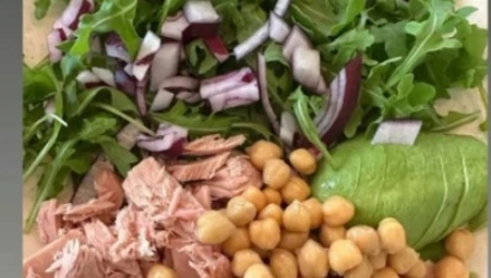DOČEKAJTE PROLEĆE VITKI I PUNI ELANA Ova salata Viktorije Bekam je nutritivna bomba,  a pravi se za svega par minuta!