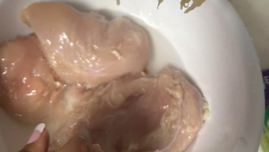 ŽENA KUPILA BELO MESO PA NAIŠLA NA ODVRATAN PRIZOR Da li ste ikad videli ovako nešto? (VIDEO)