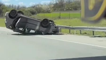 SAOBRAĆAJNA NESREĆA NA AUTOPUTU Auto završio na krovu (VIDEO)