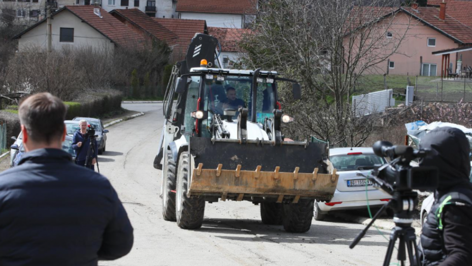 BAGER STIGAO ISPRED KUĆE NESTALE DANKE (2) Policija blokirala prilaz
