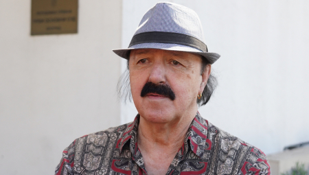 HARIS DŽINOVIĆ UHVAĆEN SA NOVOM DEVOJKOM Pevač i 15 godina mlađa crnokosa lumpovali u kafani, evo ko im je pravio društvo