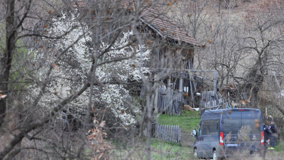 POLICIJA KOPA ISPRED KUĆE GDE JE NESTALA DEVOJČICA DANKA (2) Svi sa zebnjom gledaju scene odavde