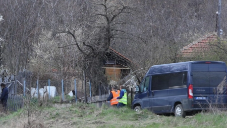POLICIJA TRENUTNO PROVERAVA DA LI JE DEVOJČICA U OVOM DVORIŠTU Bageri stigli na lice mesta, nove sumnje u potrazi (FOTO)