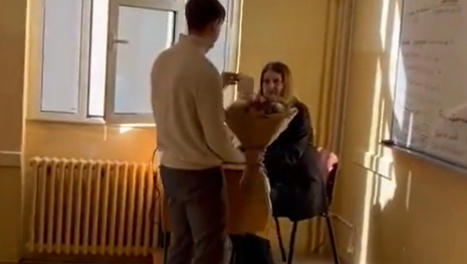 MATURANTI IZNENADILI PROFESORKU Doneli joj cveće u učionicu, a kada je videla poruku, sve je stalo!