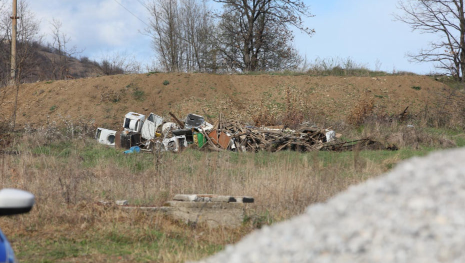 BULDOŽERI SAMO IZNOSE, ODNELI SU VEĆ DOSTA Evo šta je sve bilo u dvorištu kuće gde je nestala Danka (2)