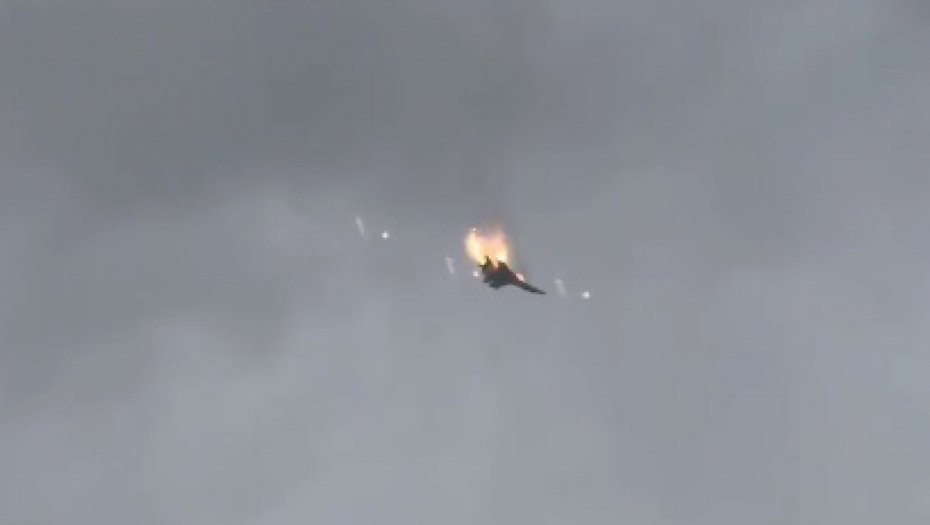 UDARIO U MORE I NESTAO U EKSPLOZIJI Isplivao novi snimak pada Su-27 u Sevastopolju, postoje 2 verzije događaja (VIDEO)