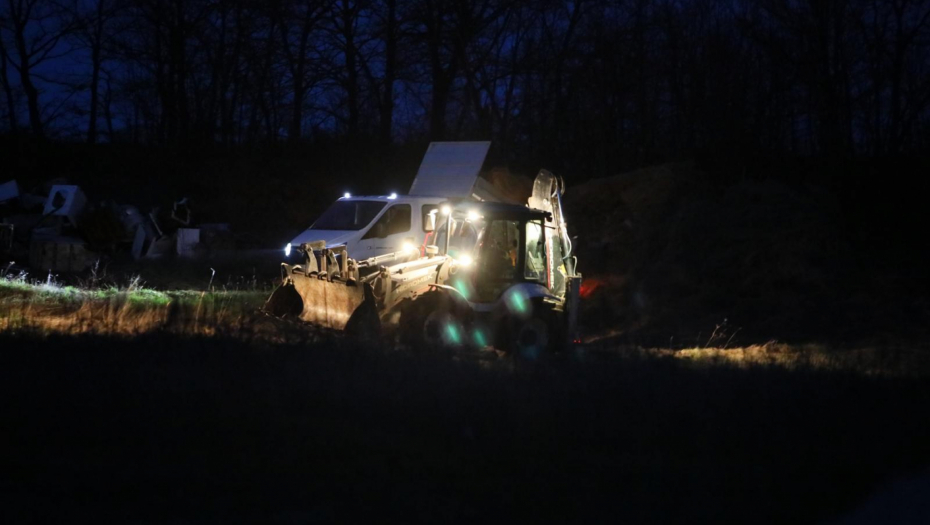SVE VRVI OD POLICIJE BLIZU KUĆE GDE NESTALA DANKA (2) Pojačanje odjurilo na lice mesta, nadleće ih helikopter! (FOTO/VIDEO)