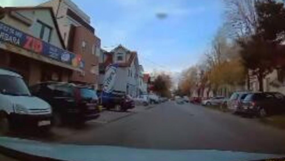 KAMERE SNIMILE KAKO DEVOJČICA ISTRČAVA NA ULICU Tragedija izbegnuta u sekundi, vozač naglo zakočio (VIDEO)
