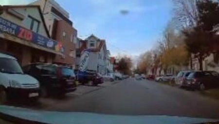KAMERE SNIMILE KAKO DEVOJČICA ISTRČAVA NA ULICU Tragedija izbegnuta u sekundi, vozač naglo zakočio (VIDEO)