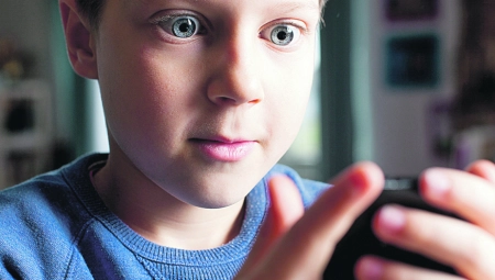 ŽRTVE TELEFONA - DECA SAMO ĆUTE I BULJE U EKRANE Sistematski pregledi budućih prvaka pokazali probleme u razvoju