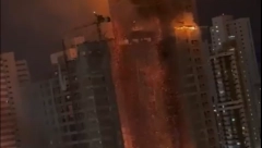 GORI ZGRADA OD 28 SPRATOVA Na ulicu padali užareni delovi (VIDEO)