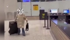 LJUDI MOJI, JEL REALNO? Carinici pretresli ženi torbu na aerodromu, pa pronašli ovo! (VIDEO)