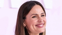 DŽENIFER GARNER OBOŽAVA OVE PATIKE Izgleda moderno u njima godinama, praktičan su izbor koji se lako kombinuje