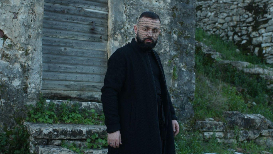 OBUKAO MANTIJU I NAŠAO MIR U VERI Srpski pevač poslao jaku poruku iz crkve u Crnoj Gori: Ožiljke ponosno nosim kao žig prošlosti, ovo je za moju porodicu!