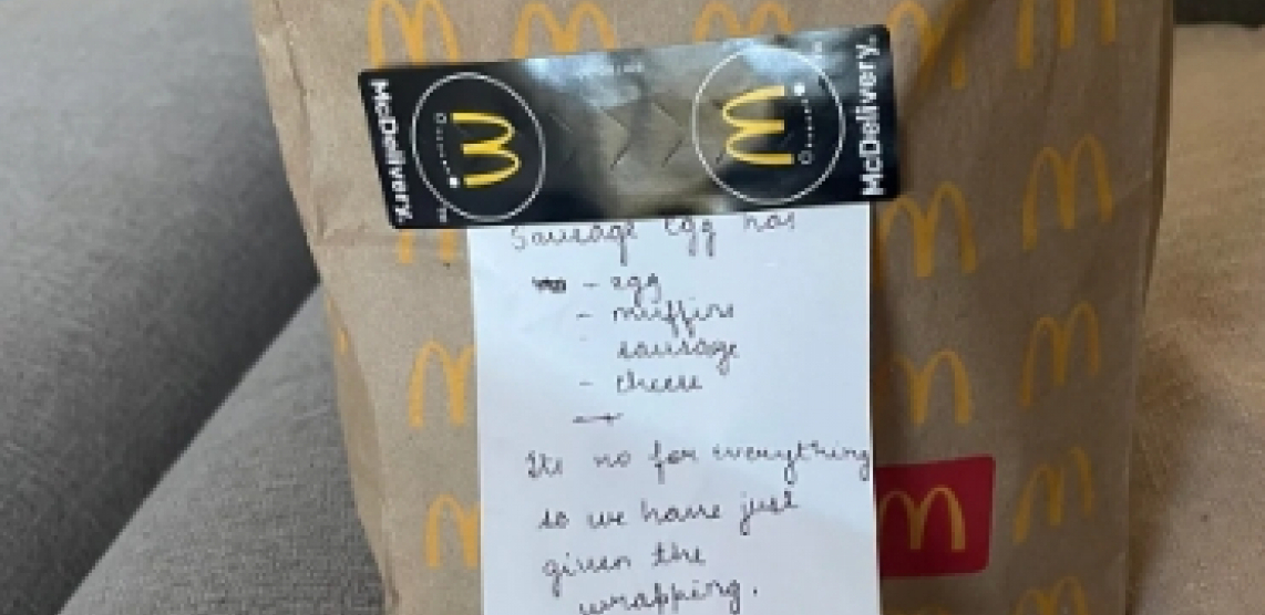 "NISMO STAVILI JAJE..." Trudinici napisali poruku koju je mučno čitati! Naručila hranu u restoranu, pa se zaprepastila (FOTO)