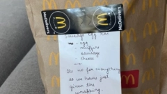 "NISMO STAVILI JAJE..." Trudinici napisali poruku koju je mučno čitati! Naručila hranu u restoranu, pa se zaprepastila (FOTO)