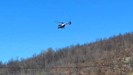 UBIJENI ČUVARI ZATVORA Prevozili zatvorenike, jedan pobegao sa napadačima, u potragu uključeni helikopteri