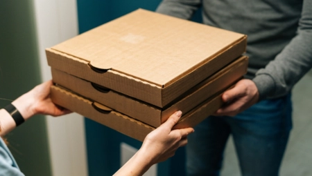 DA TI SE ZGADI ŽIVOT Kamere snimile dostavljača kako pljulje u picu (VIDEO)