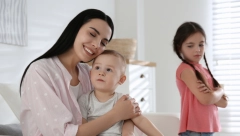 REAGUJTE NA VREME Stručnjaci savetuju kako da pomognete ljubomornom detetu, 1 stvar je ključna