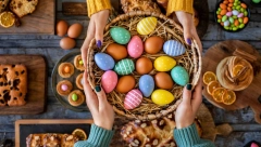 NAJLUĐI USKRŠNJI OBIČAJI ŠIROM SVETA Česi šibaju žene za zdravlje, a evo šta na veliki četvrtak rade Šveđani!